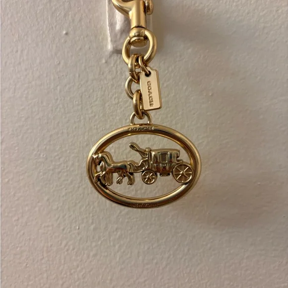 BNWOT Coach Signature Gold Oval with Horse and Carriage Bag Charm Keychain - Picture 2 of 3